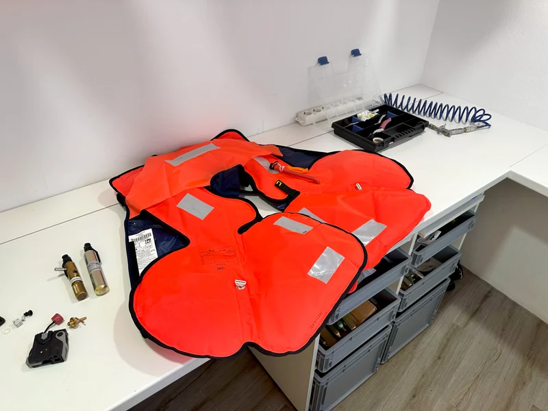 Prüfung & Reparatur von Rettungswesten