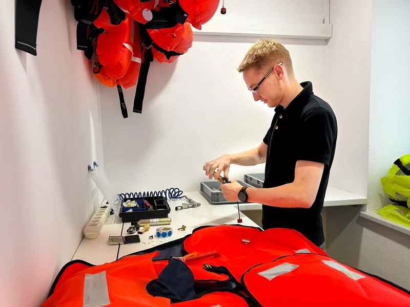Prüfung & Reparatur von Rettungswesten