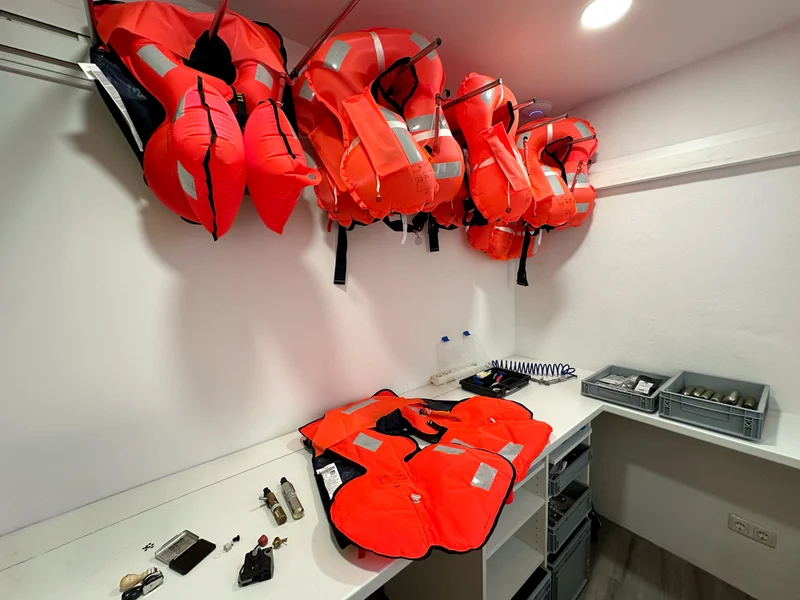 Prüfung & Reparatur von Rettungswesten