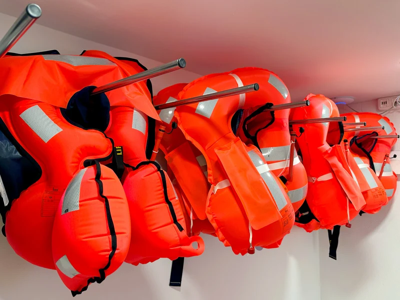 Prüfung & Reparatur von Rettungswesten