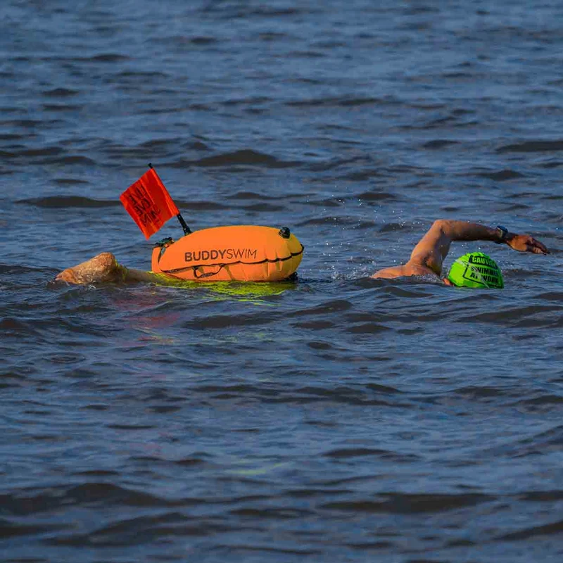 Buddyswim Open Water Schwimmboje mit Signalflagge