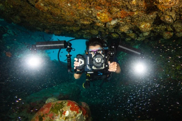 Divevolk - Unterwasser Doppelhandgriff