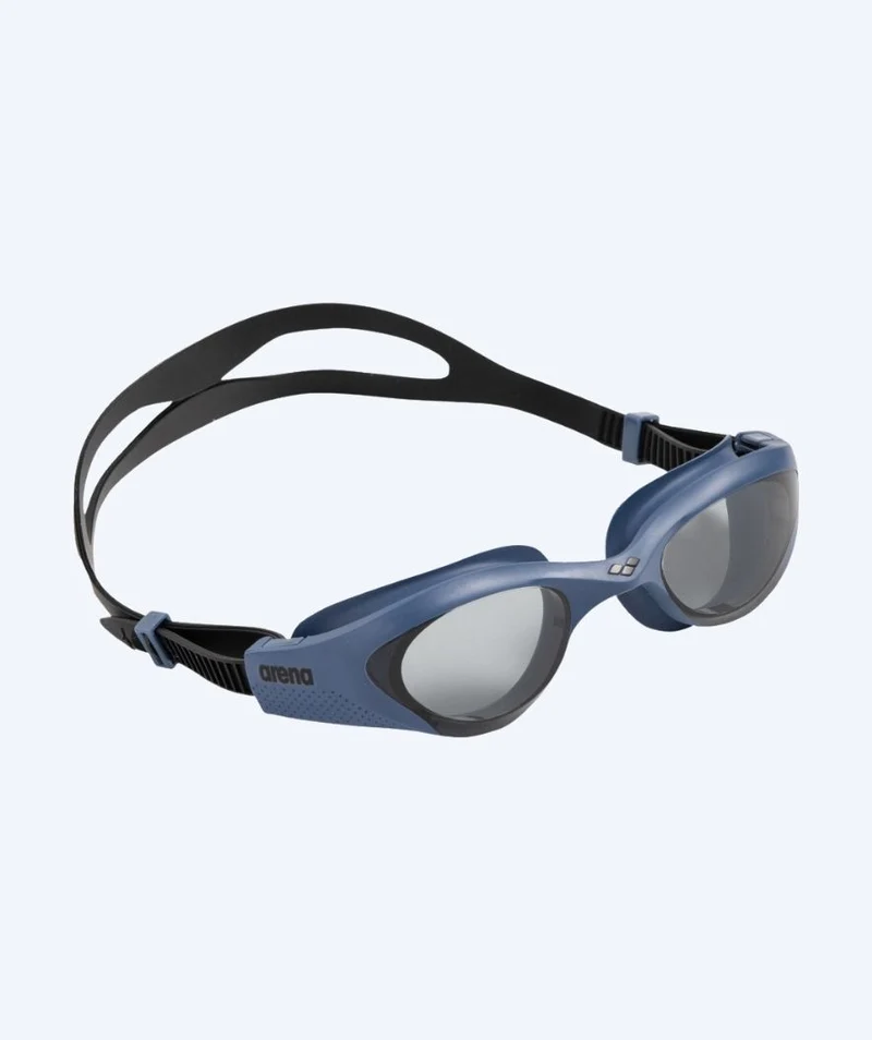 Arena Schwimmbrille für Freizeitschwimmer - The One - Dunkelblau/Schwarz (Smoke Scheiben)