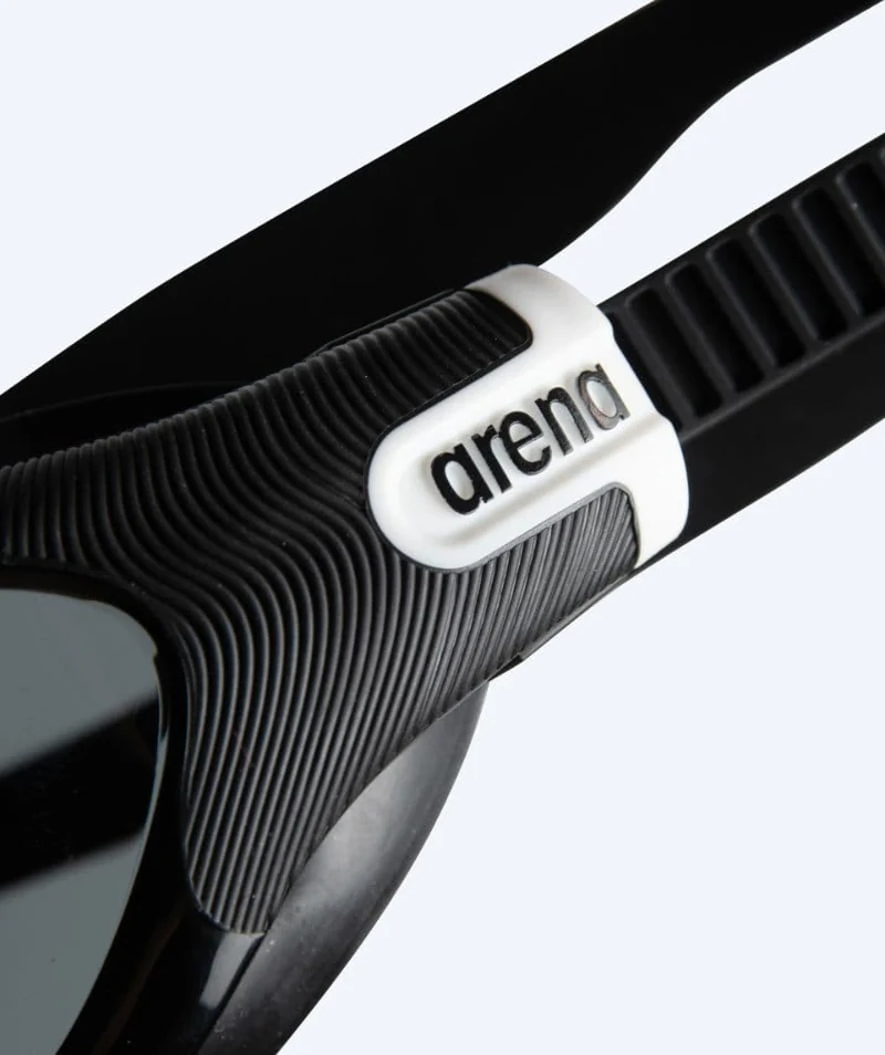 Arena Schwimmbrille für Freizeitschwimmer - The One Plus - Schwarz (Smoke Scheiben)