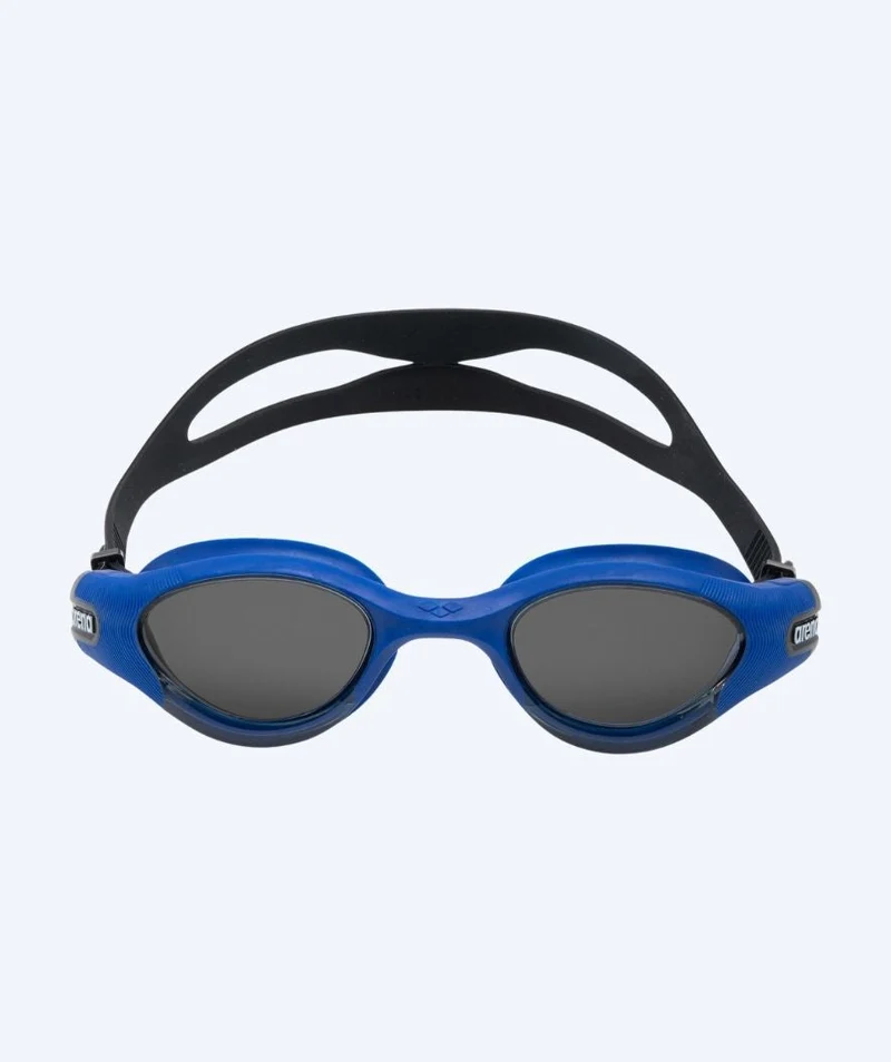 Arena Schwimmbrille für Freizeitschwimmer - The One Plus - Dunkelblau/Schwarz (Smoke Scheiben)