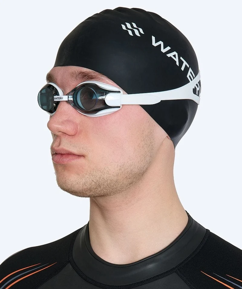 Watery Schwimmbrillen mit Sehstärke für Kurzsichtige Erwachsene - (-2.0) – (-5.0) - Naida - Weiß (Smoke Scheiben)
