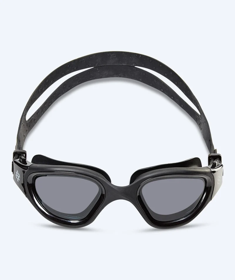 Watery Schwimmbrillen mit Sehstärke für Kurzsichtige Erwachsene - (-2.0) – (-6.0) - Raven Active - Schwarz (Smoke Scheiben)