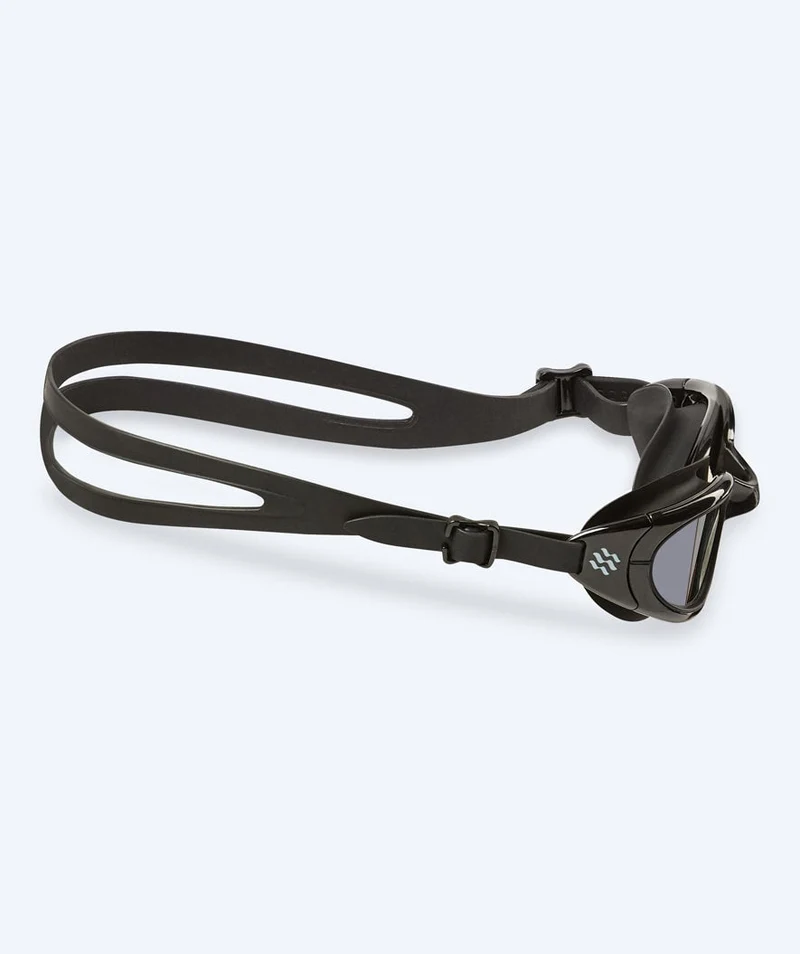 Watery Schwimmbrille für Freizeitschwimmer - Wade Active - Schwarz (Smoke Scheiben)