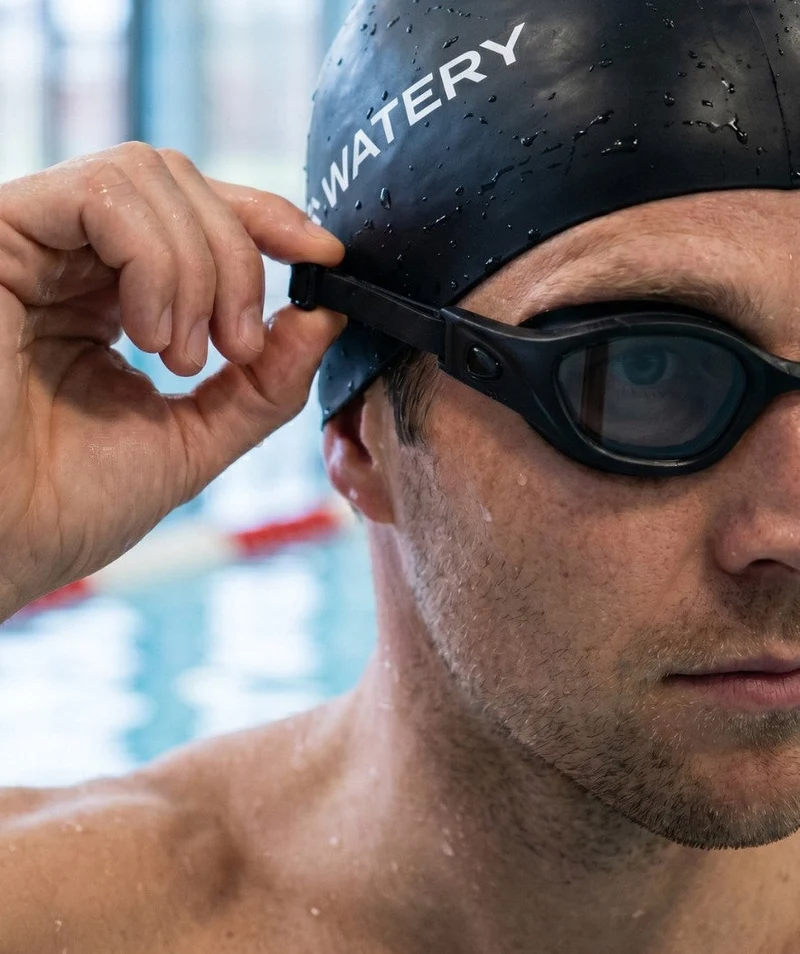 Watery Schwimmbrille für Freizeitschwimmer - Clyde Active - Schwarz (Smoke Scheiben)