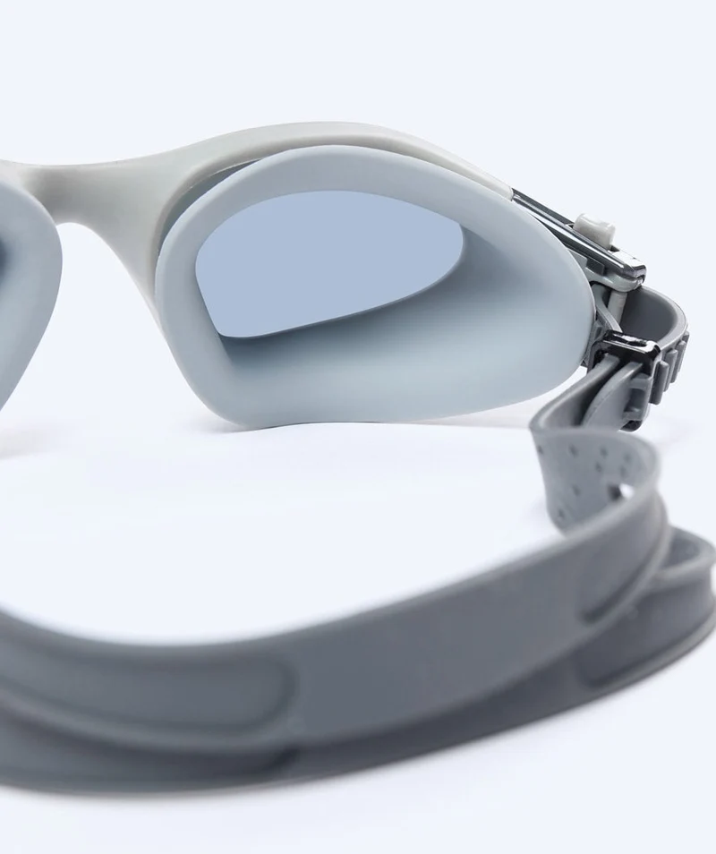 Watery Schwimmbrille für Freizeitschwimmer - Raven Active - Grau (Smoke Scheiben)