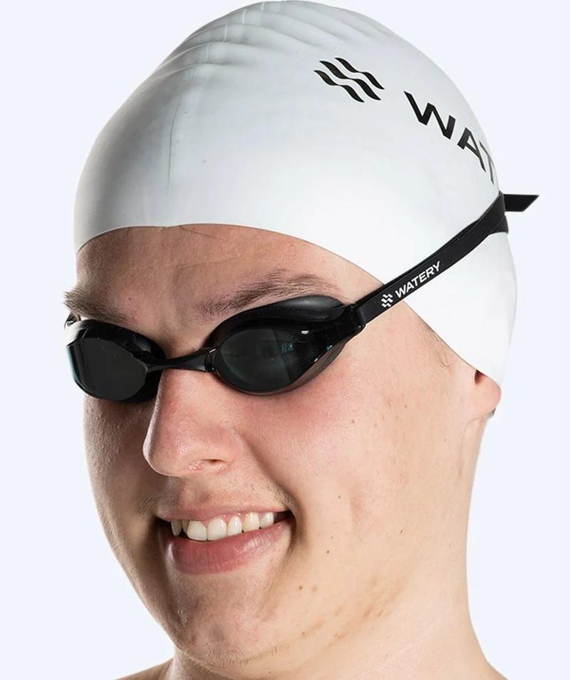 Watery Elite Schwimmbrillen - Poseidon - Schwarz (Smoke Scheiben)
