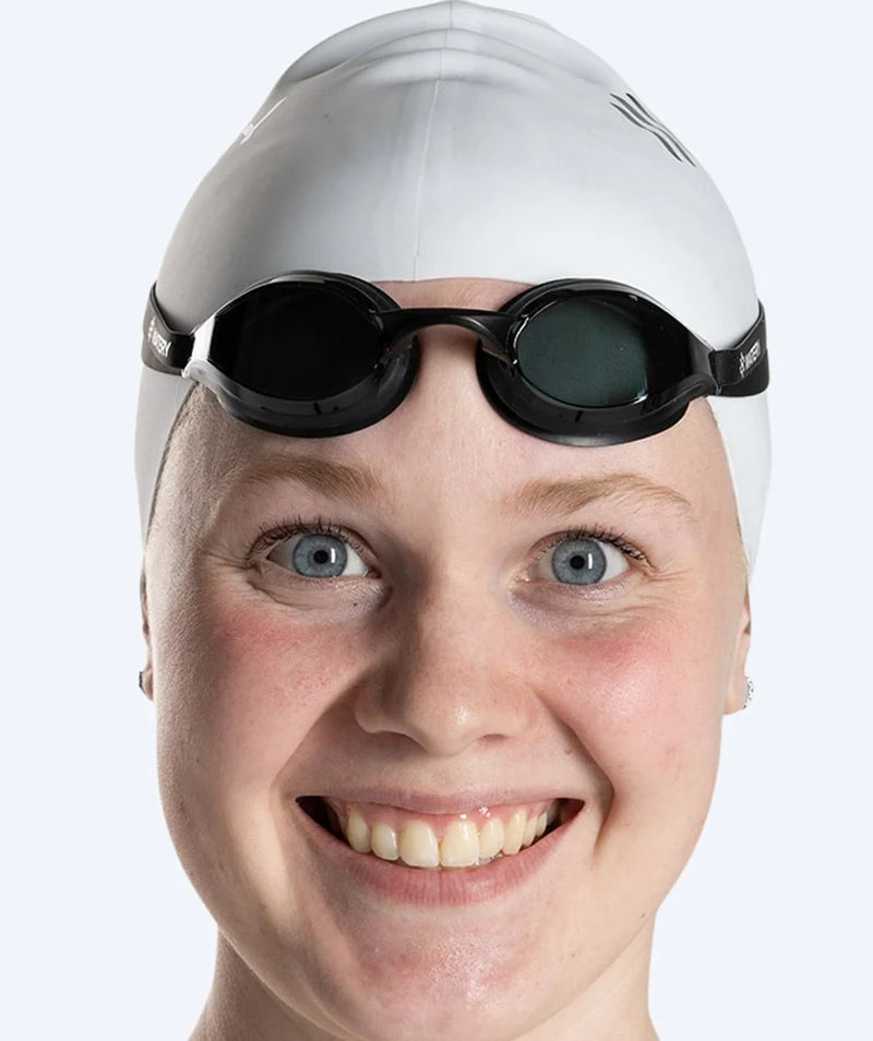 Watery Elite Schwimmbrillen - Poseidon - Schwarz (Smoke Scheiben)