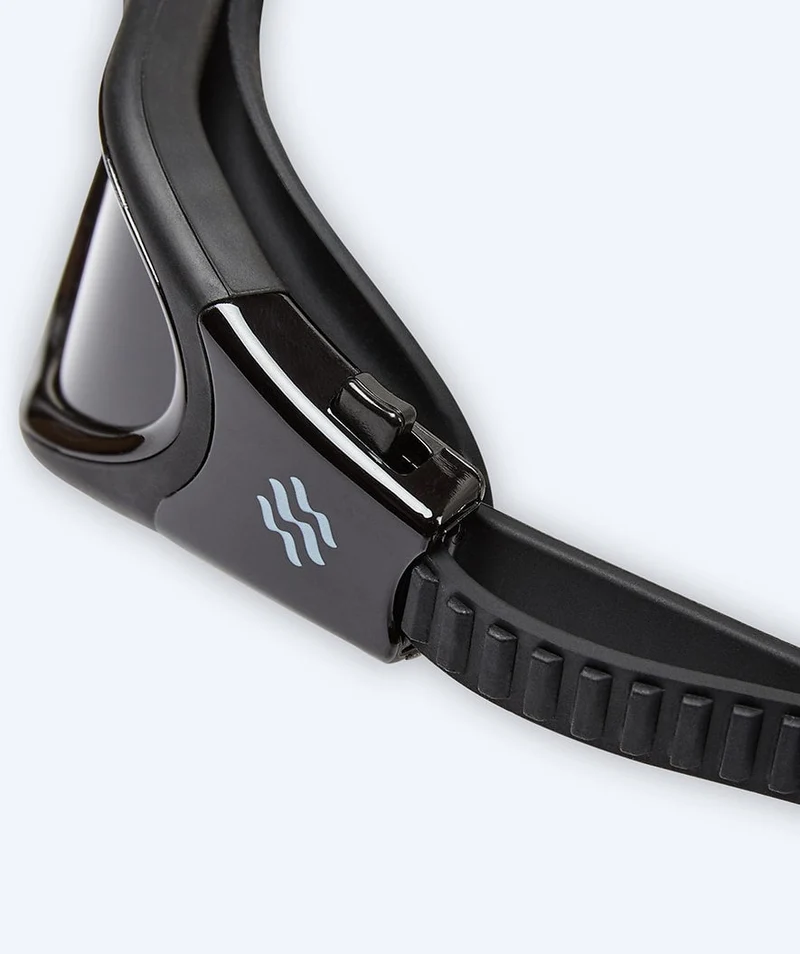Watery Schwimmbrille für Freizeitschwimmer - Raven Active - Schwarz (Smoke Scheiben)