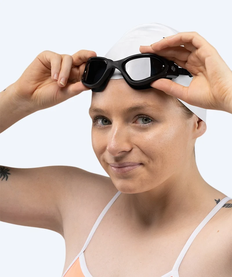Watery Schwimmbrille für Freizeitschwimmer - Raven Active - Schwarz (Smoke Scheiben)