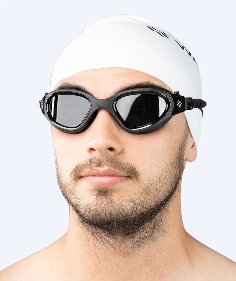 Watery Schwimmbrille für Freizeitschwimmer - Raven Active - Schwarz (Smoke Scheiben)