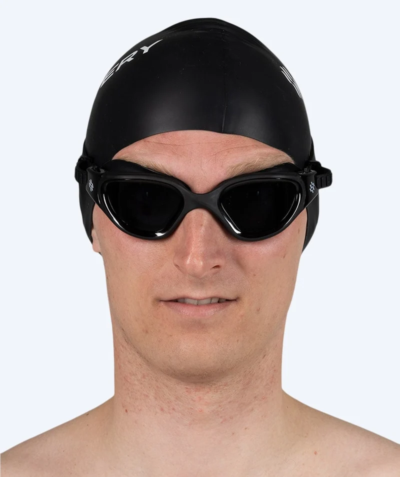 Watery Schwimmbrille für Freizeitschwimmer - Raven Active - Schwarz (Smoke Scheiben)
