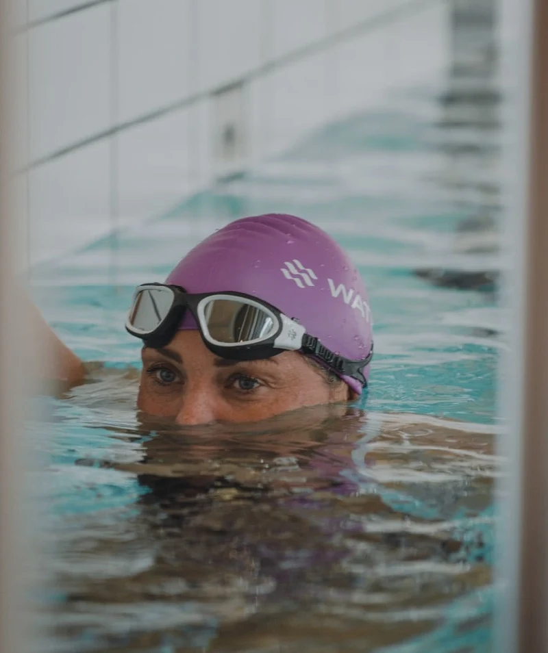 Watery Schwimmbrille für Freizeitschwimmer - Raven Active - Schwarz (Smoke Scheiben)