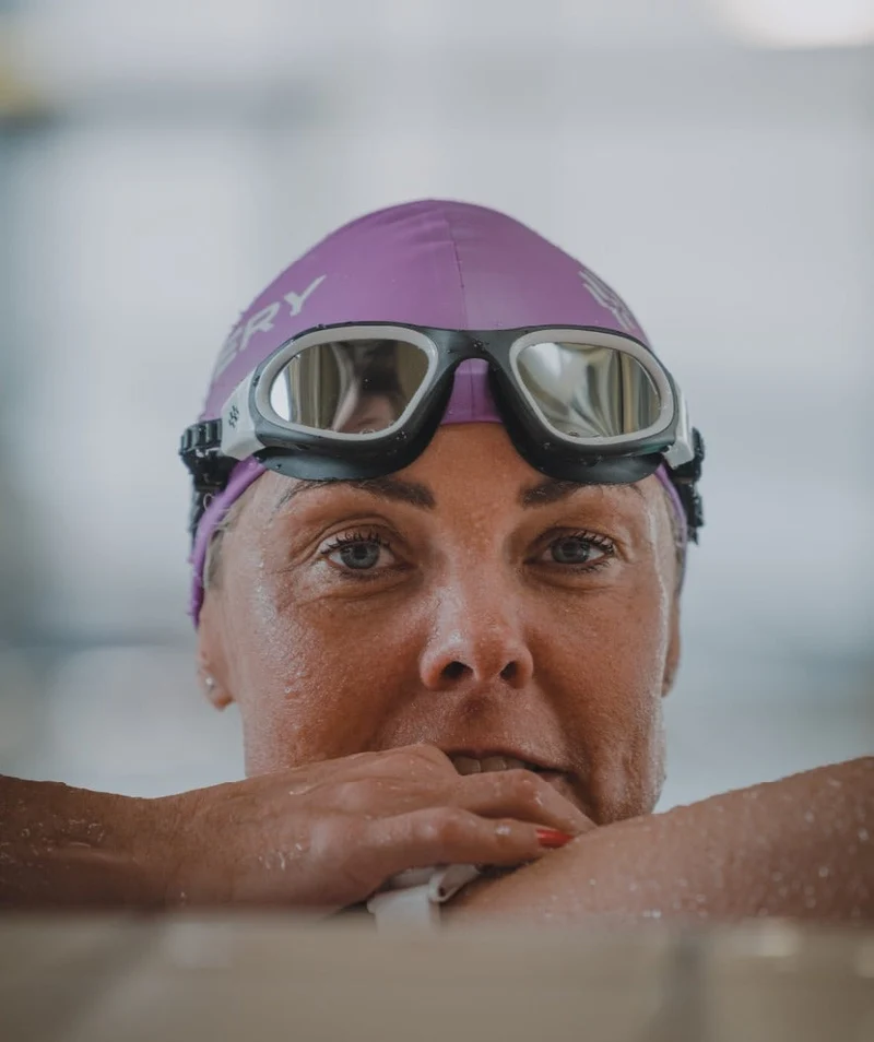 Watery Schwimmbrille für Freizeitschwimmer - Raven Active - Schwarz (Smoke Scheiben)