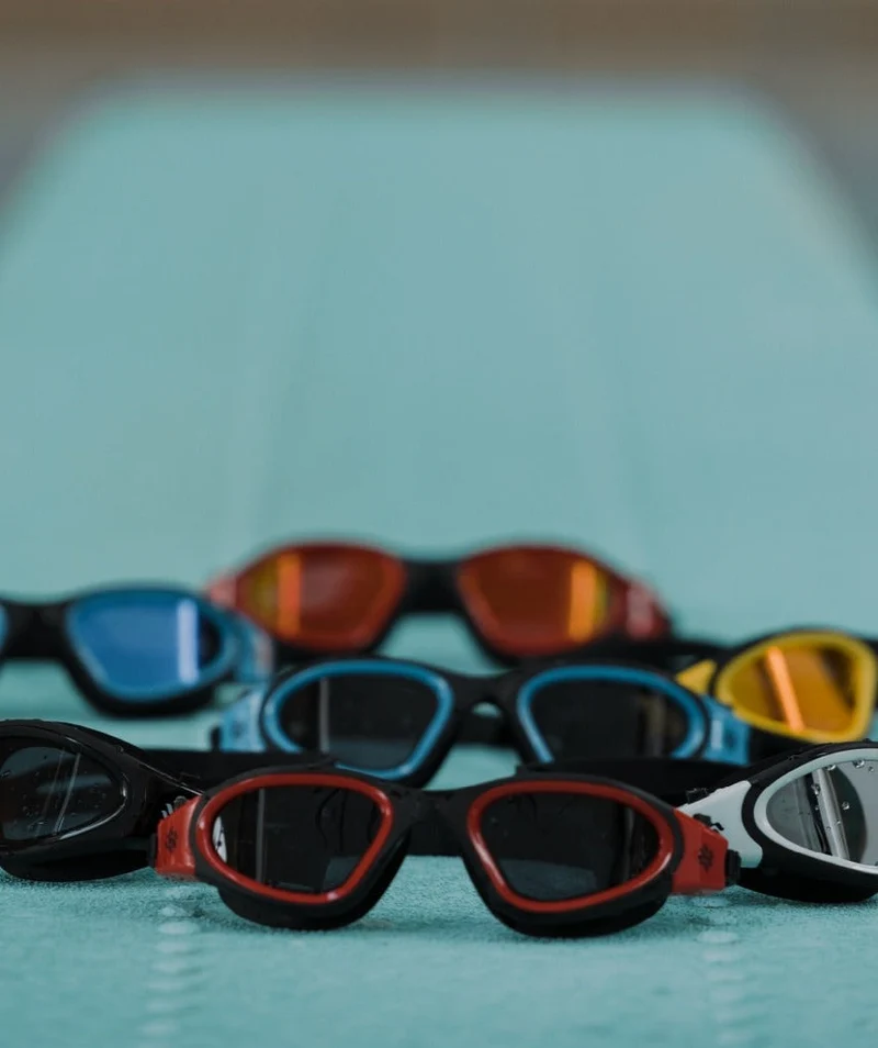Watery Schwimmbrille für Freizeitschwimmer - Raven Active - Schwarz (Smoke Scheiben)
